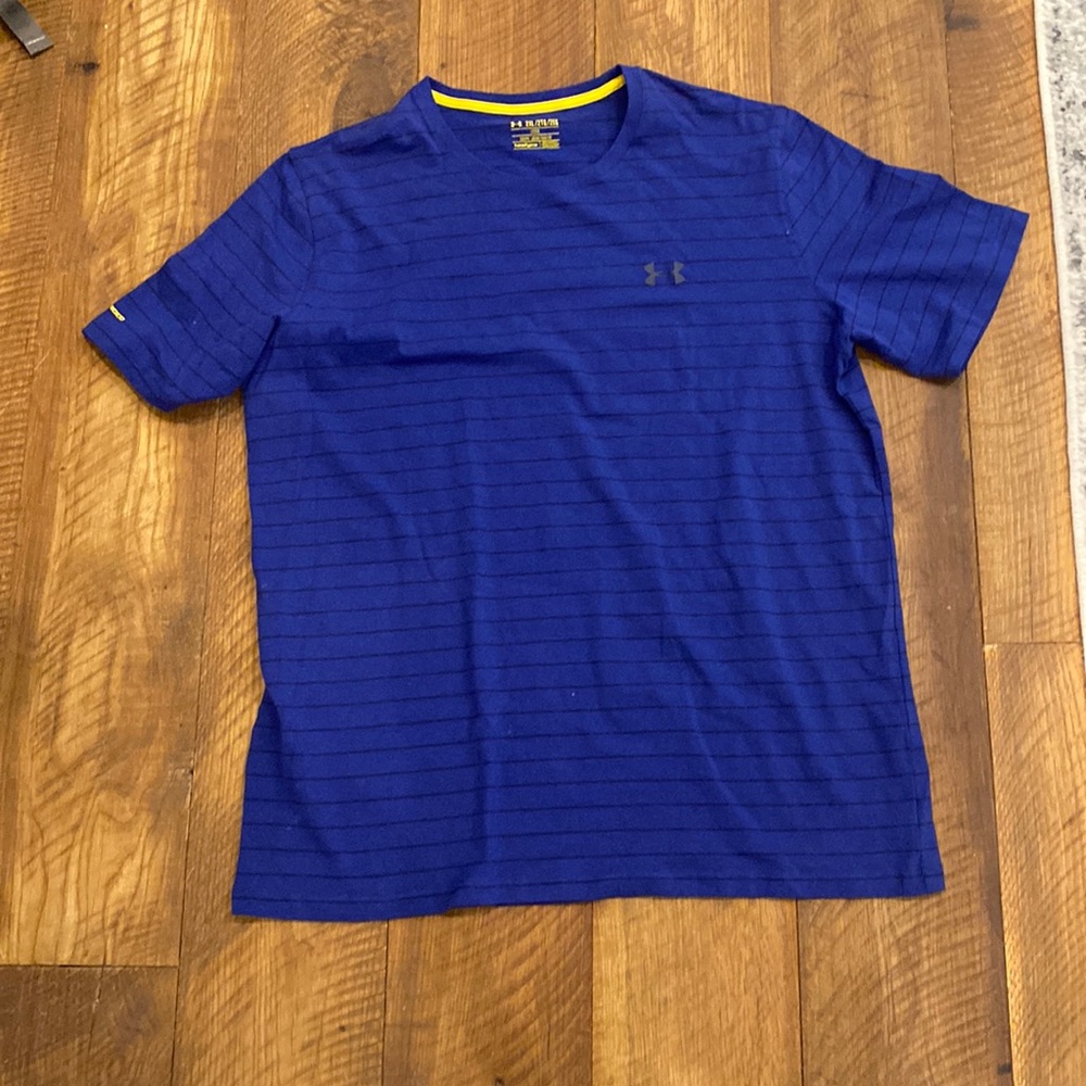 Loose underarmor tshirt